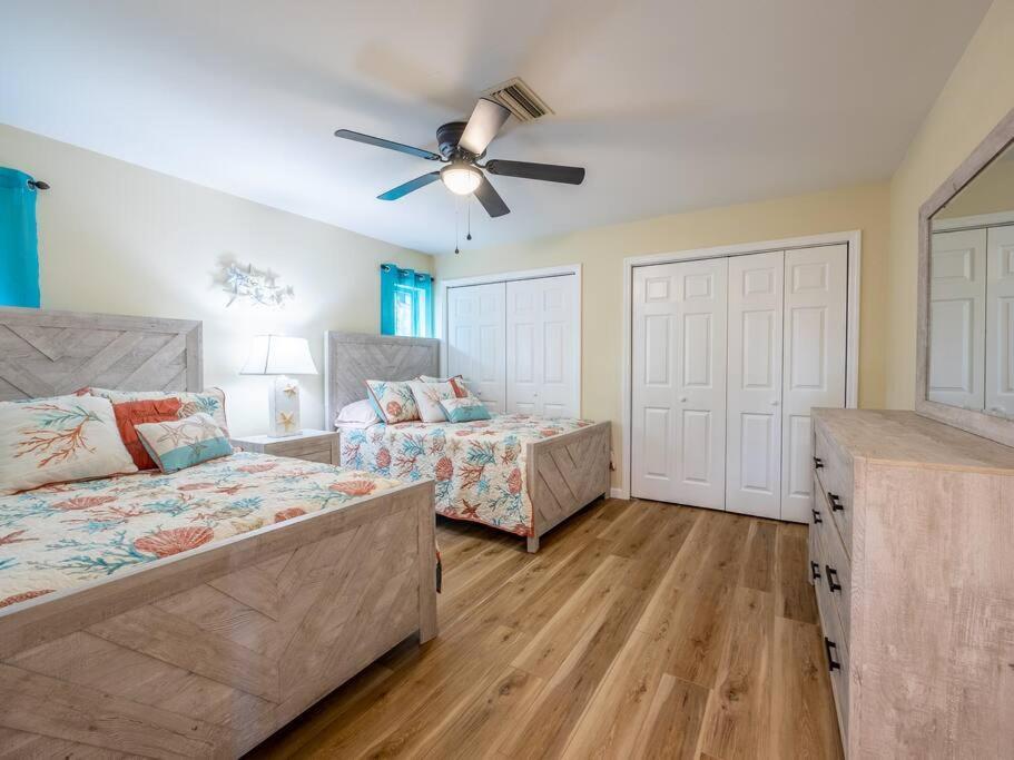 Villa Englewood, Manasota Keys - 2 Bedroom Luxury Villa, Pool, Game Room, 6 Min To Beaches Next To Canal Englewood
