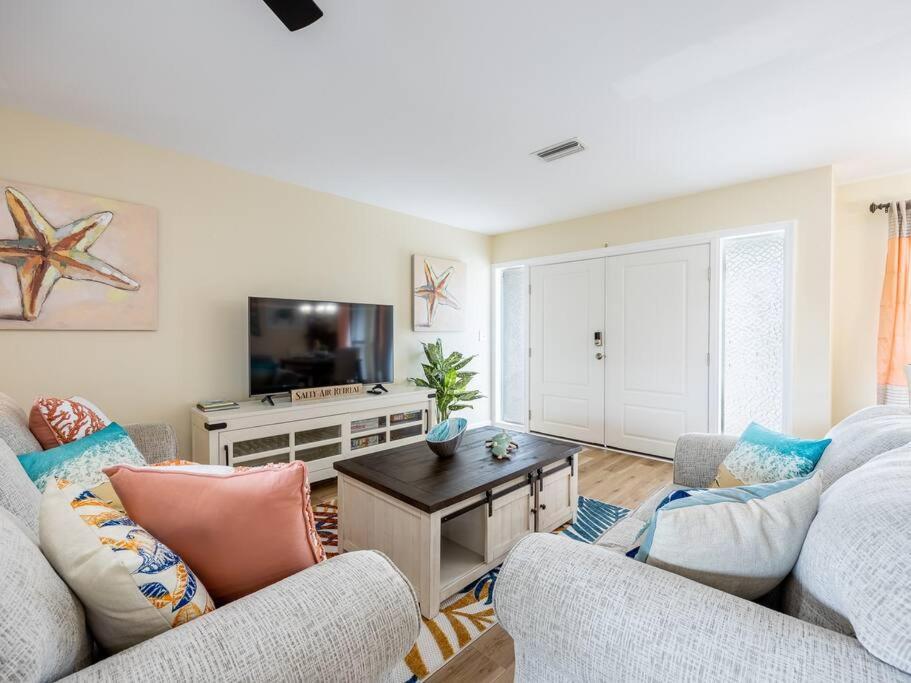 Englewood, Manasota Keys - 2 Bedroom Luxury Villa, Pool, Game Room, 6 Min To Beaches Next To Canal *