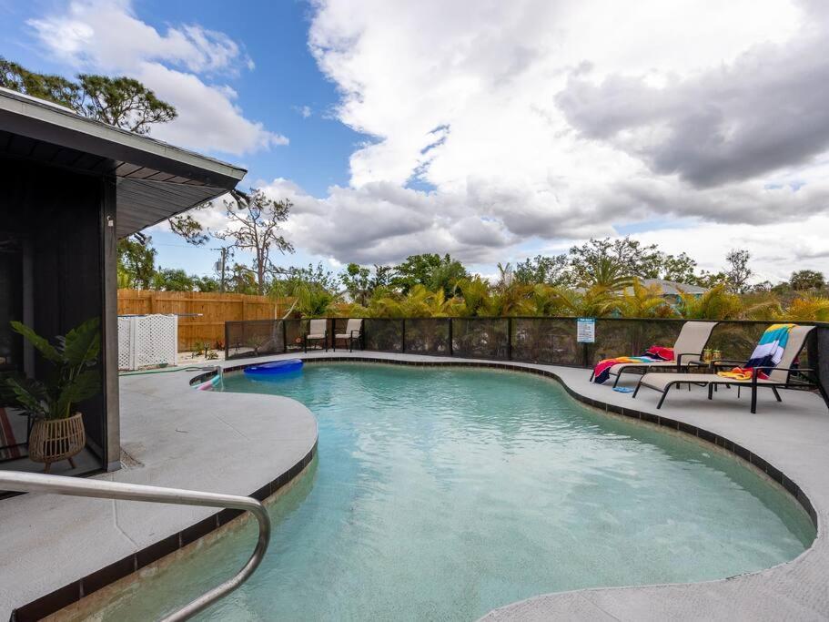 Villa Englewood, Manasota Keys - 2 Bedroom Luxury Villa, Pool, Game Room, 6 Min To Beaches Next To Canal