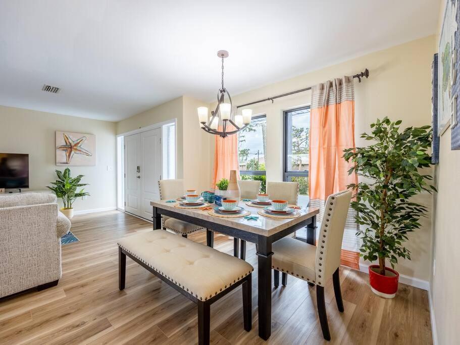 Villa Englewood, Manasota Keys - 2 Bedroom Luxury Villa, Pool, Game Room, 6 Min To Beaches Next To Canal *